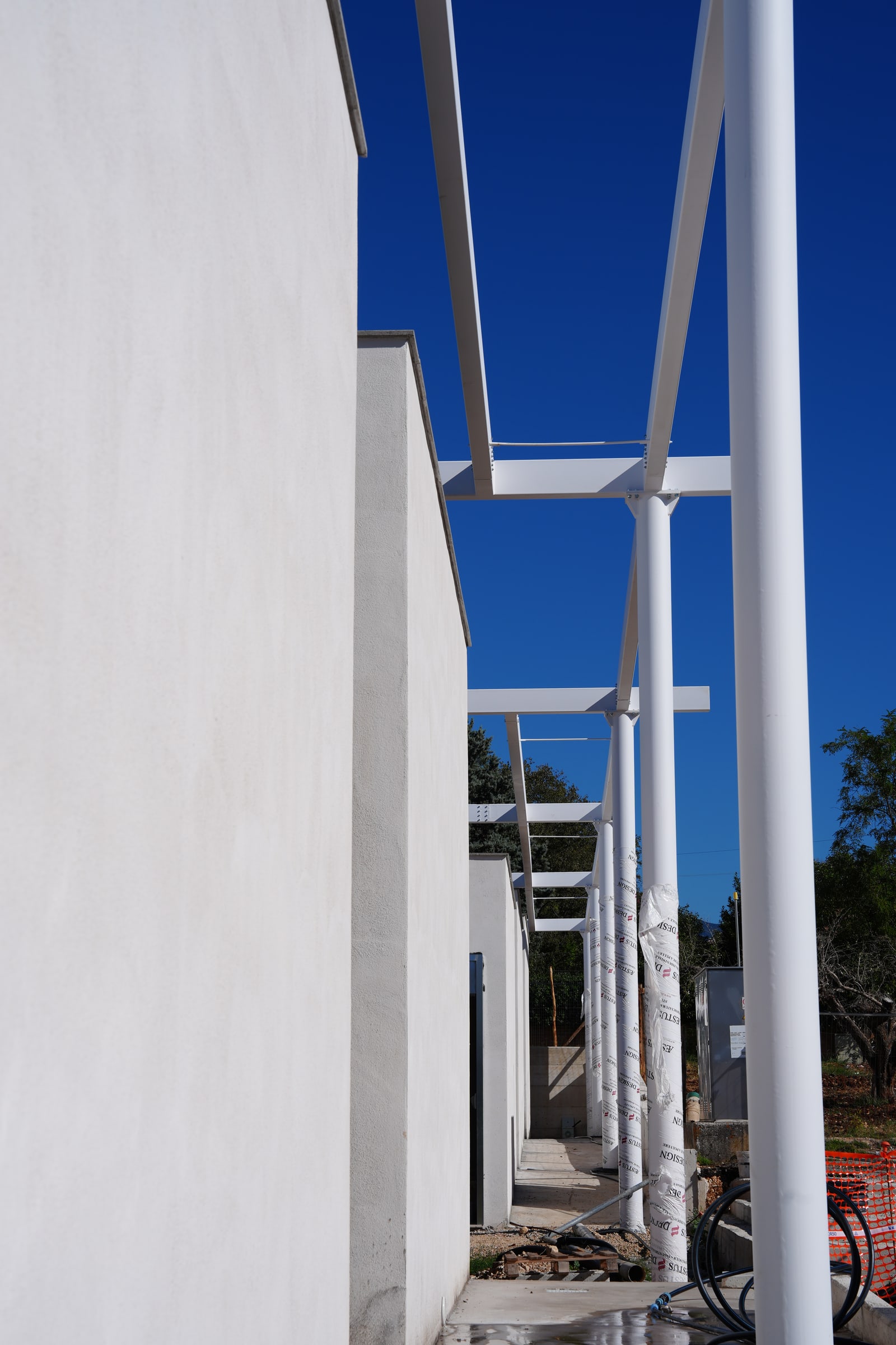 Pensiline in acciaio verniciato bianco della nuova area mercatale di Tecchiena, ad Alatri, realizzate da Æstus Design