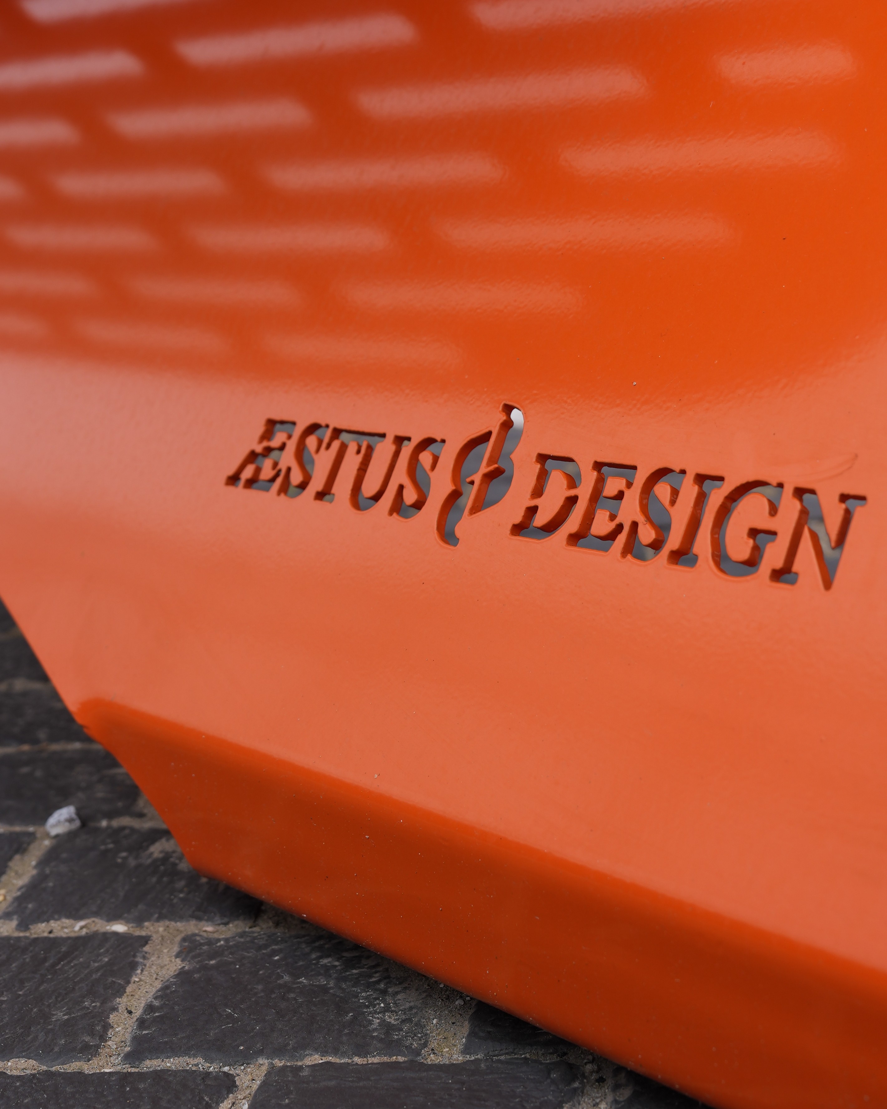 Seduta scultorea arancione firmata Æstus Design per il percorso «Mezzo Kilometro di Storia» di GIS Group, Anagni