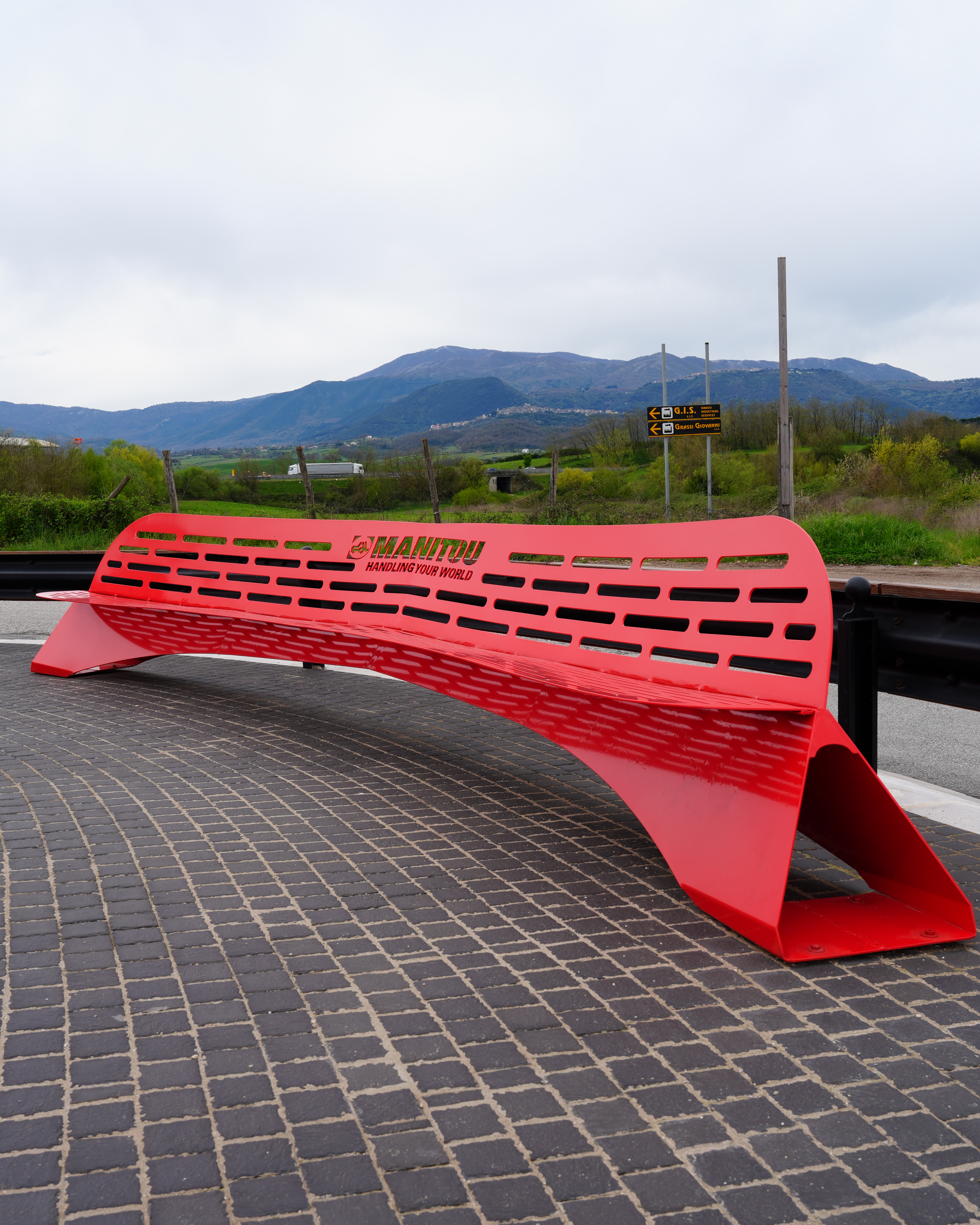 Seduta scultorea rossa dedicata a Manitou lungo il «Mezzo Kilometro di Storia» — Æstus Design