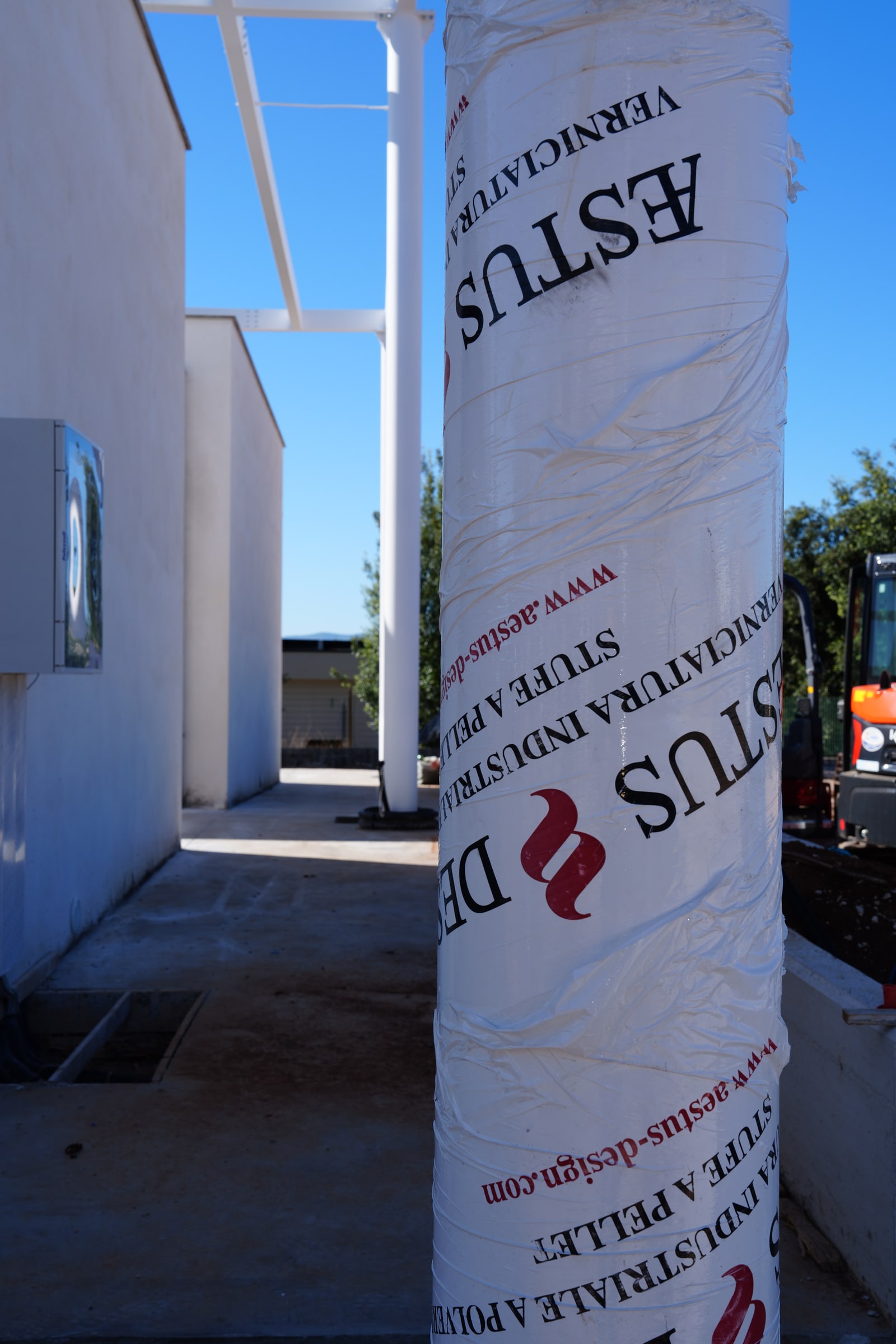 Colonna della pensilina ancora avvolta nel film di protezione Æstus Design, in cantiere a Tecchiena