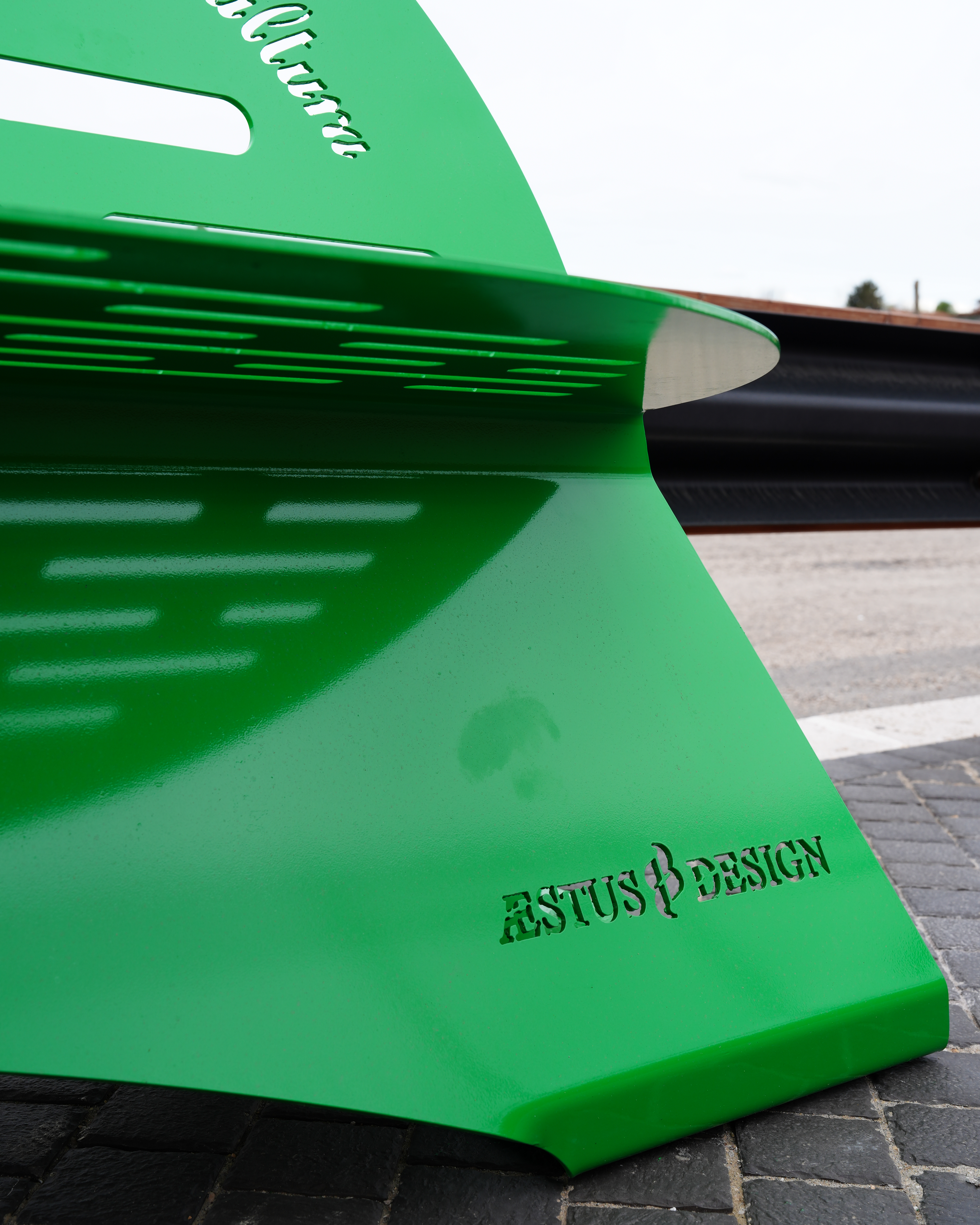 Dettaglio di una seduta scultorea verde con la firma Æstus Design