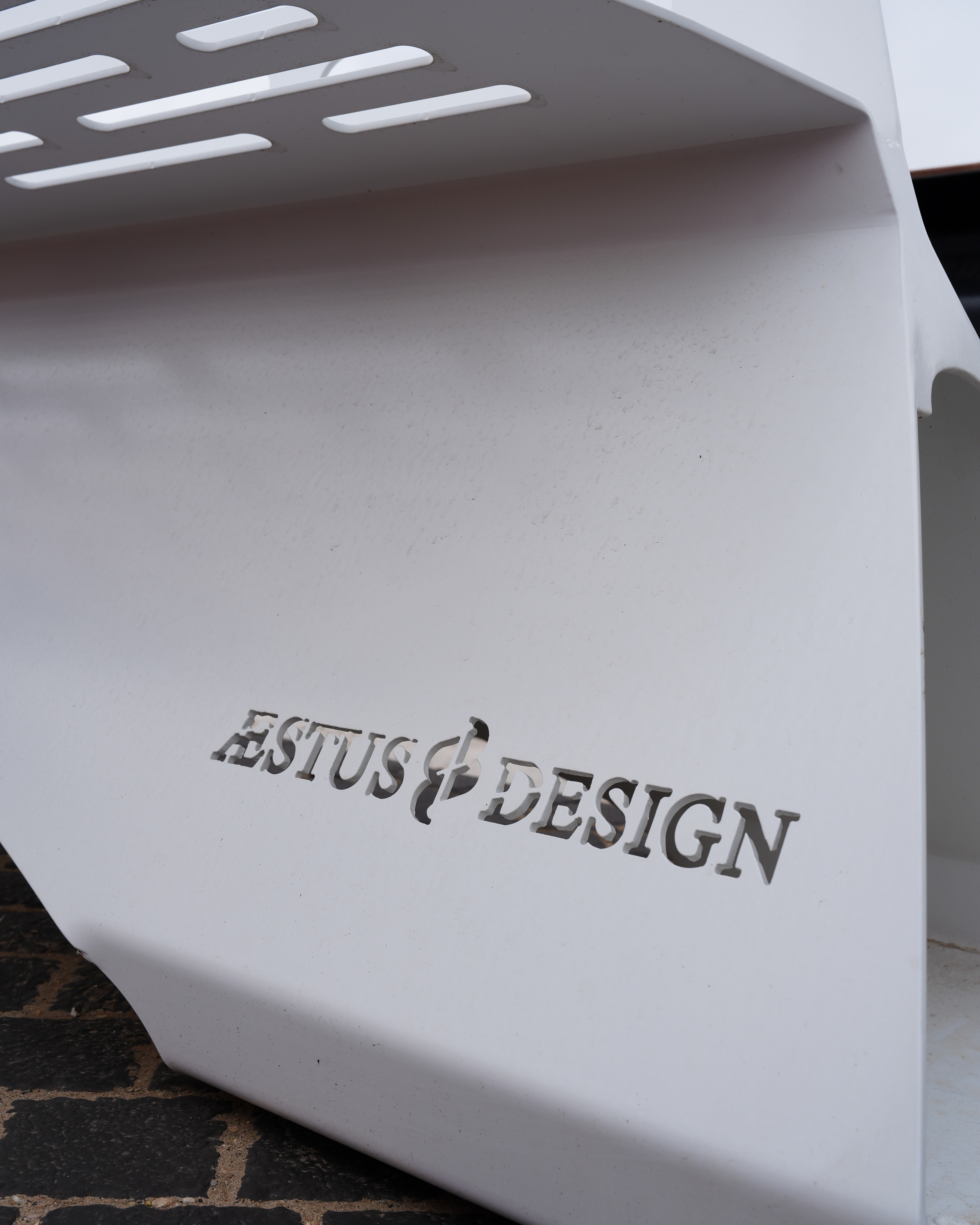 Dettaglio di una seduta bianca con la firma Æstus Design