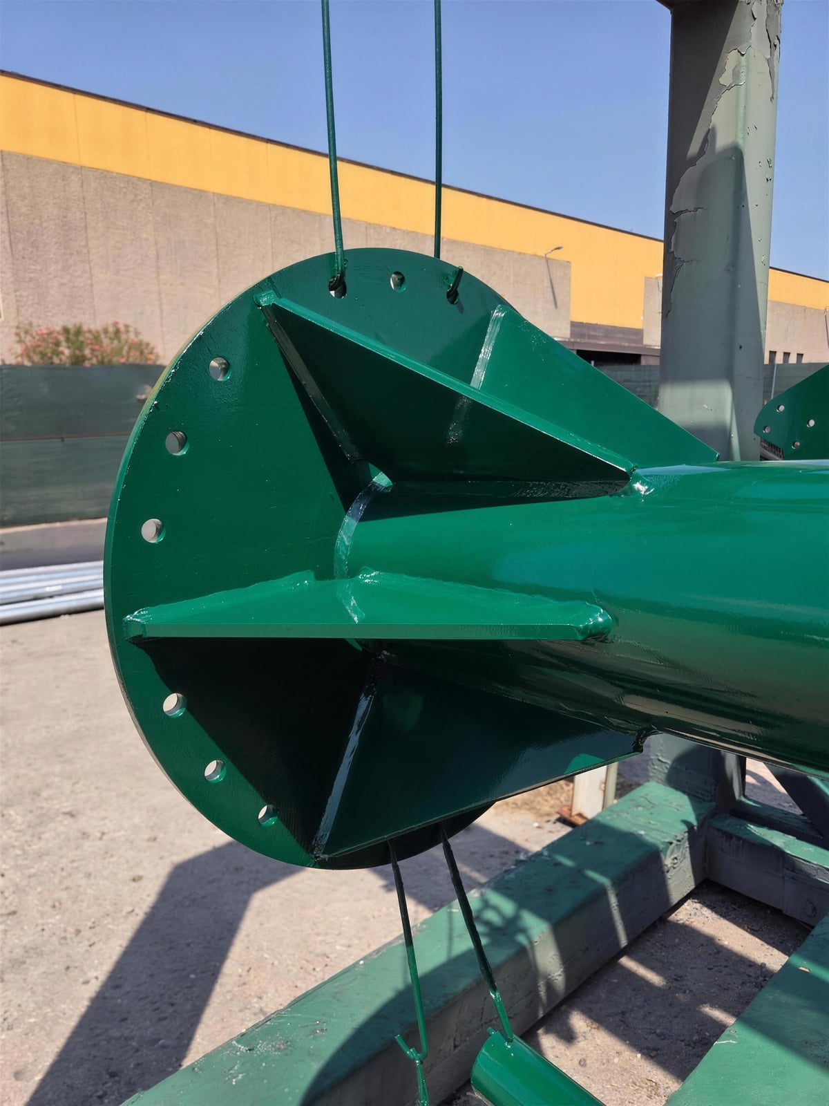 Flangia con fazzoletti di rinforzo verniciata a polvere verde, dettaglio