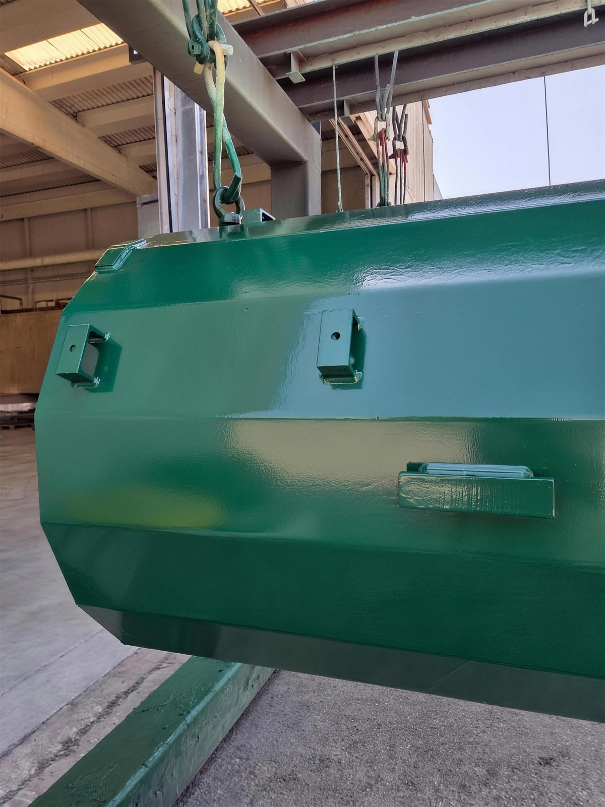 Dettaglio della finitura verde lucida a polvere sulla superficie del palo